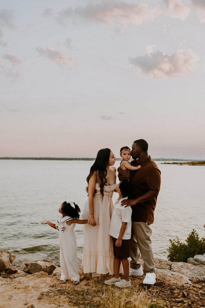 Dallas family snuggled for pictures
